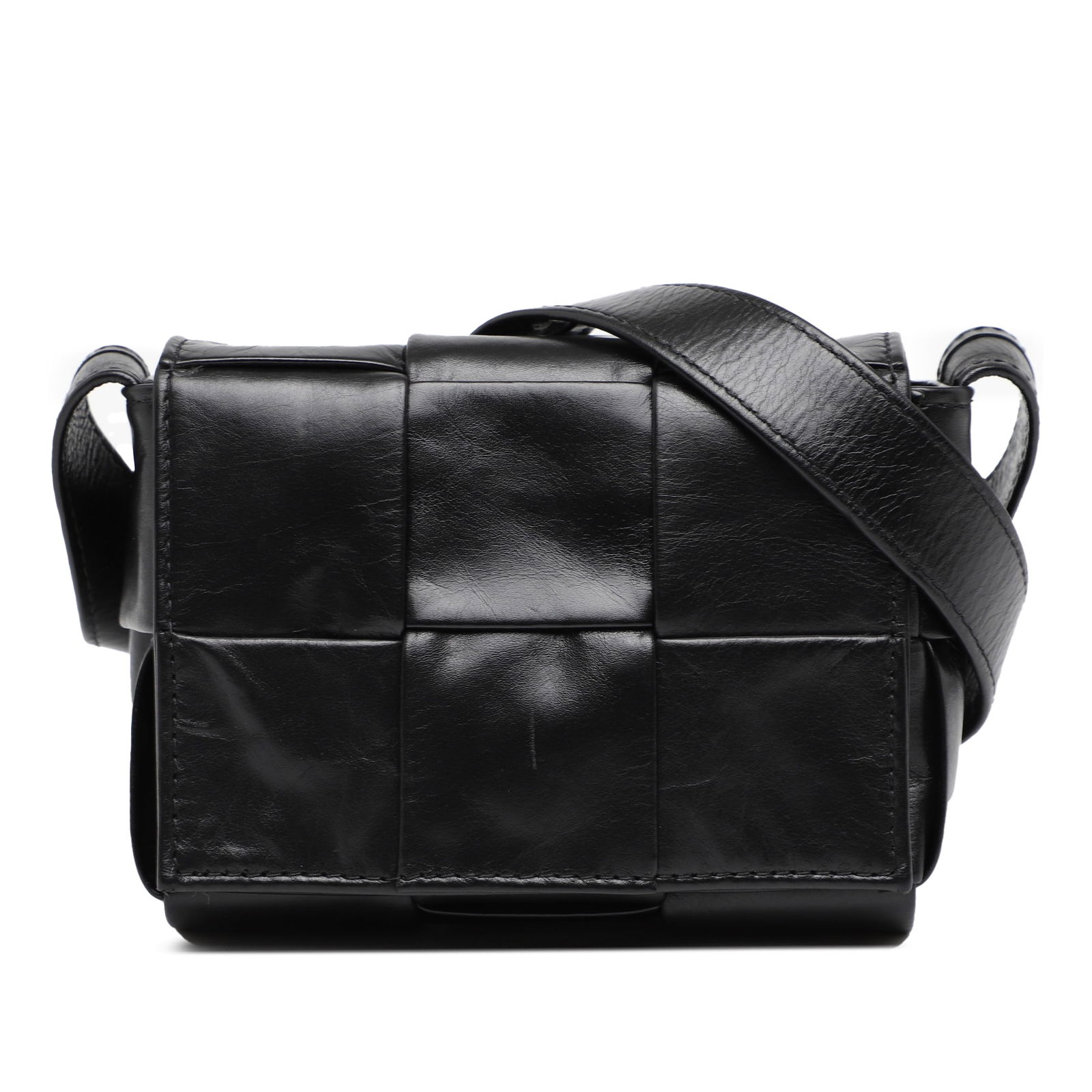 Bottega Veneta Black Intrecciato Cassette Crossbody Bag: Bottega Veneta Black Intrecciato Cassette Crossbody Bag The Bottega Veneta Candy Paper Calfskin Intrecciato Cassette Crossbody is a stylish and functional accessory crafted in Italy. This crossbody ba