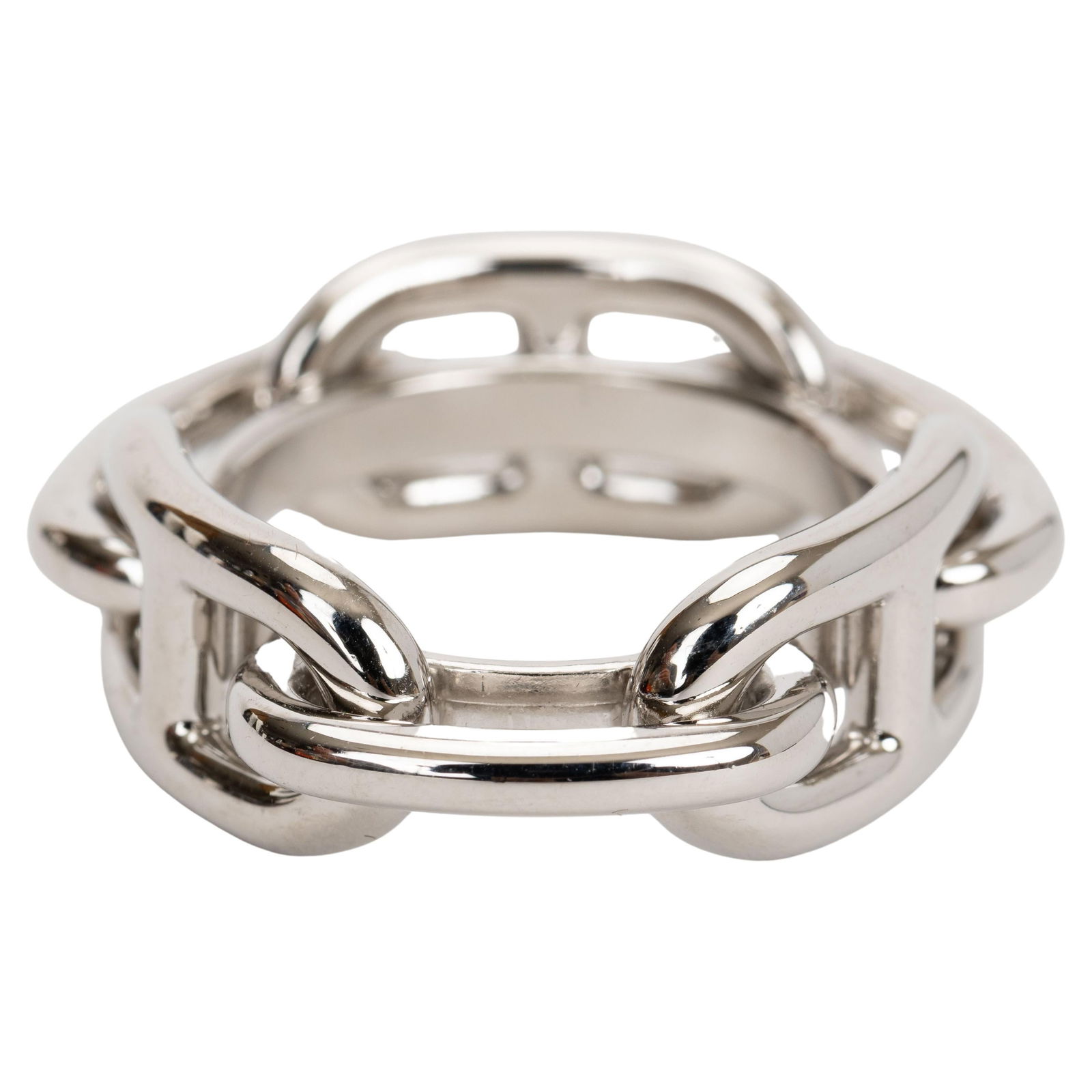 Hermes Chaine D'Ancre Scarf Ring with Palladium Hardware: Hermes Chaine D'Ancre Scarf Ring with Palladium Hardware Elevate your scarf styling with the Hermes Chaine D'Ancre Scarf Ring. This exquisite accessory features palladium hardware, ensuring both durab