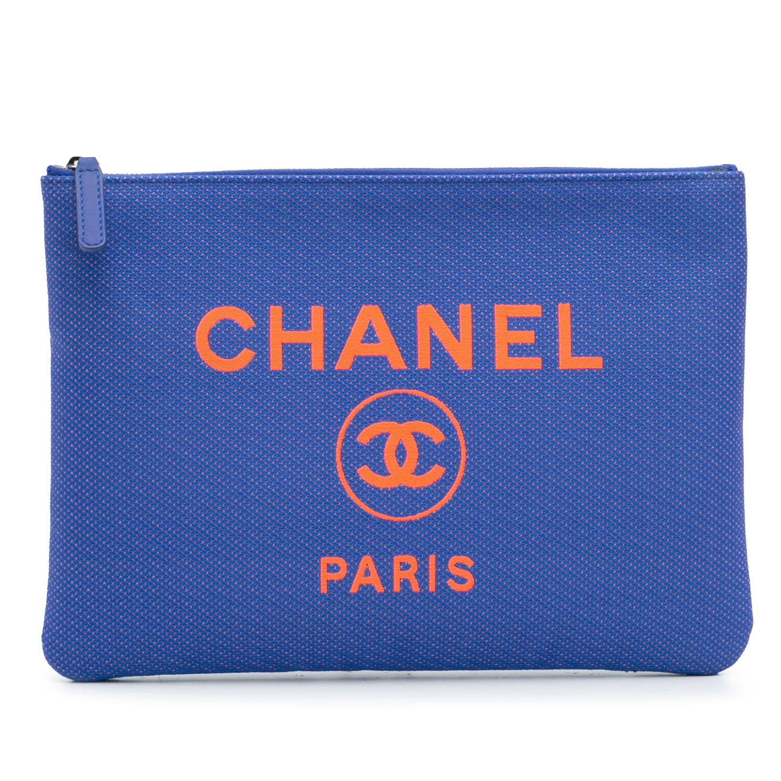 Chanel Medium Deauville O Case Clutch Blue Tweed Fabric: Chanel Medium Deauville O Case Clutch Blue Tweed Fabric This Chanel Medium Tweed Deauville O Case Clutch is a chic accessory crafted from high-quality tweed fabric, showcasing a stylish blue color. It