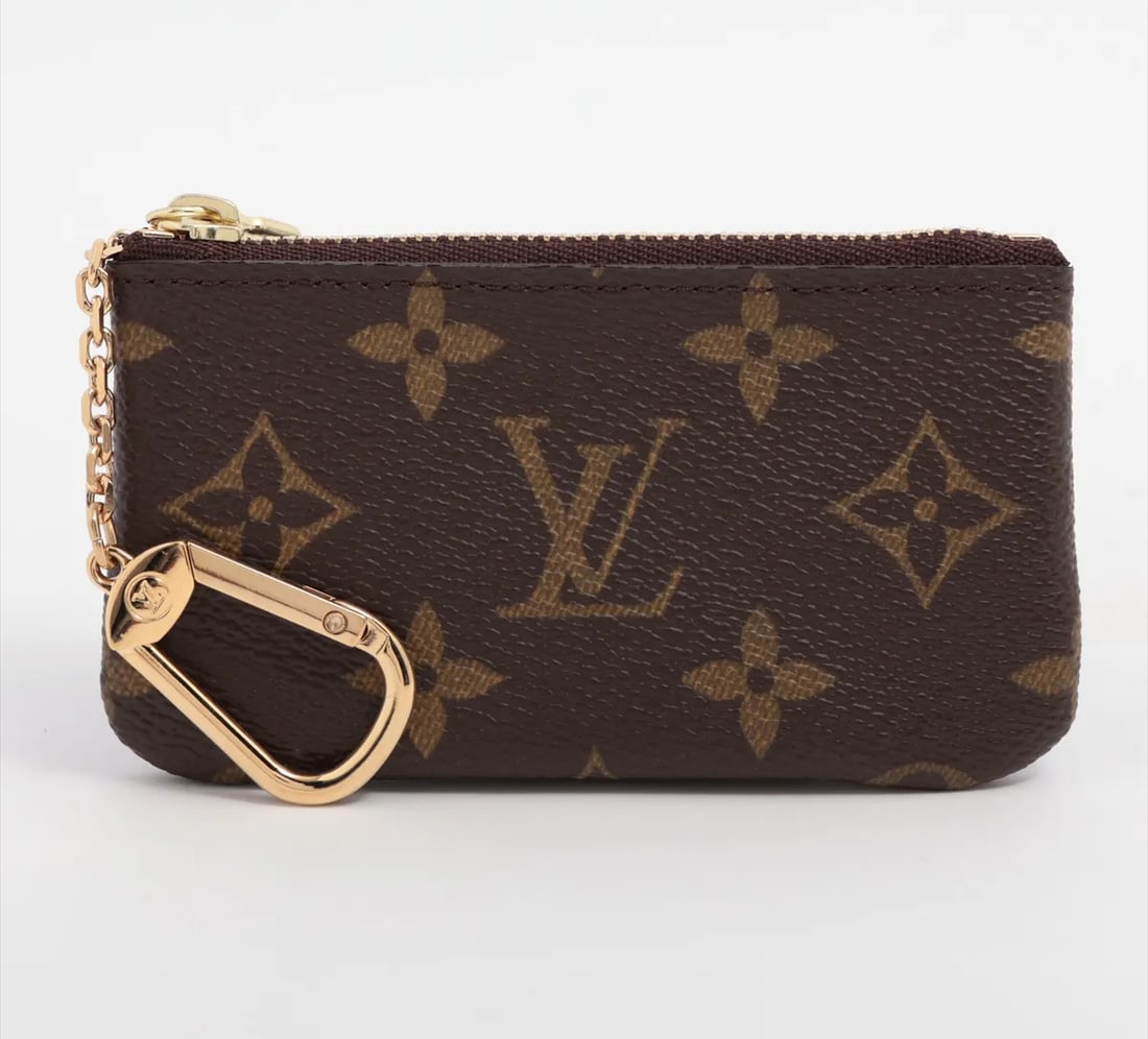 Pochette Cles key pouch by Louis Vuitton: Pochette Cles key pouch by Louis Vuitton This pre-owned Louis Vuitton Pochette Cles charm and keychain is crafted for women and showcases a luxurious design. It is in very good condition with some sig