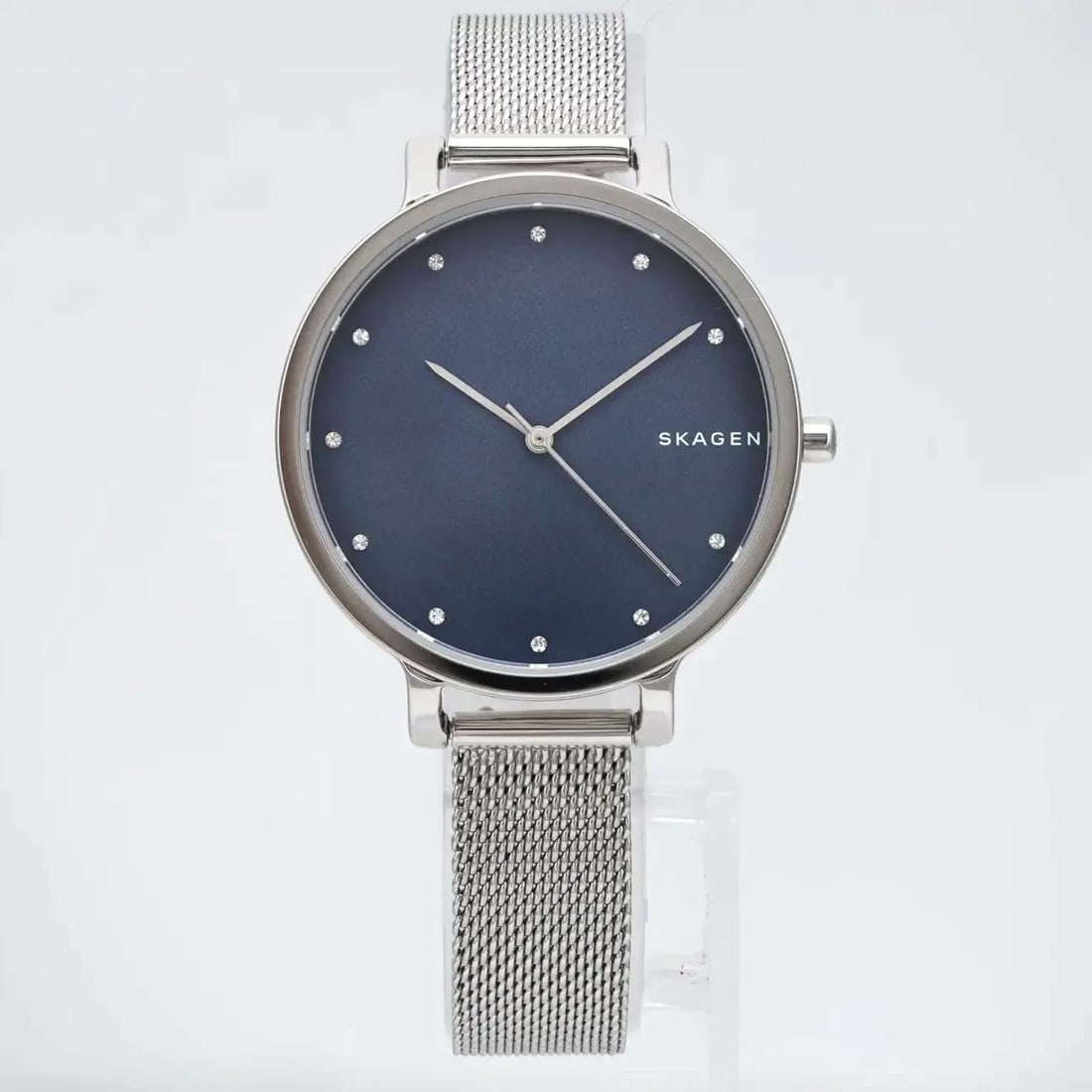 Skagen Hagen Quartz Ladies Watch Steel Gem-Set Navy Dial Mesh Bracelet SKW2582: Skagen Hagen Quartz Ladies Watch Steel Gem-Set Navy Dial Mesh Bracelet SKW2582 Elevate your style with this Skagen Hagen Steel Navy Crystal Dial Mesh Bracelet Ladies Quartz Watch, designed for casual