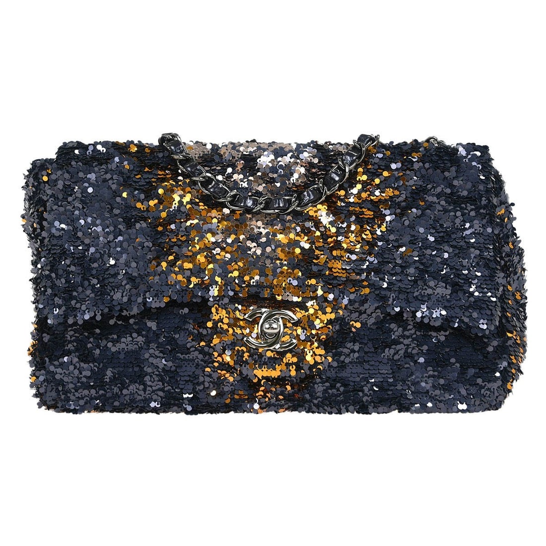 Navy Chanel CC Shoulder Flap Bag: Navy Chanel CC Shoulder Flap Bag This pre-owned Chanel CC Flap Bag in navy is a stylish shoulder bag designed for women. It is in very good condition, displaying minimal signs of use and no odor. Spec