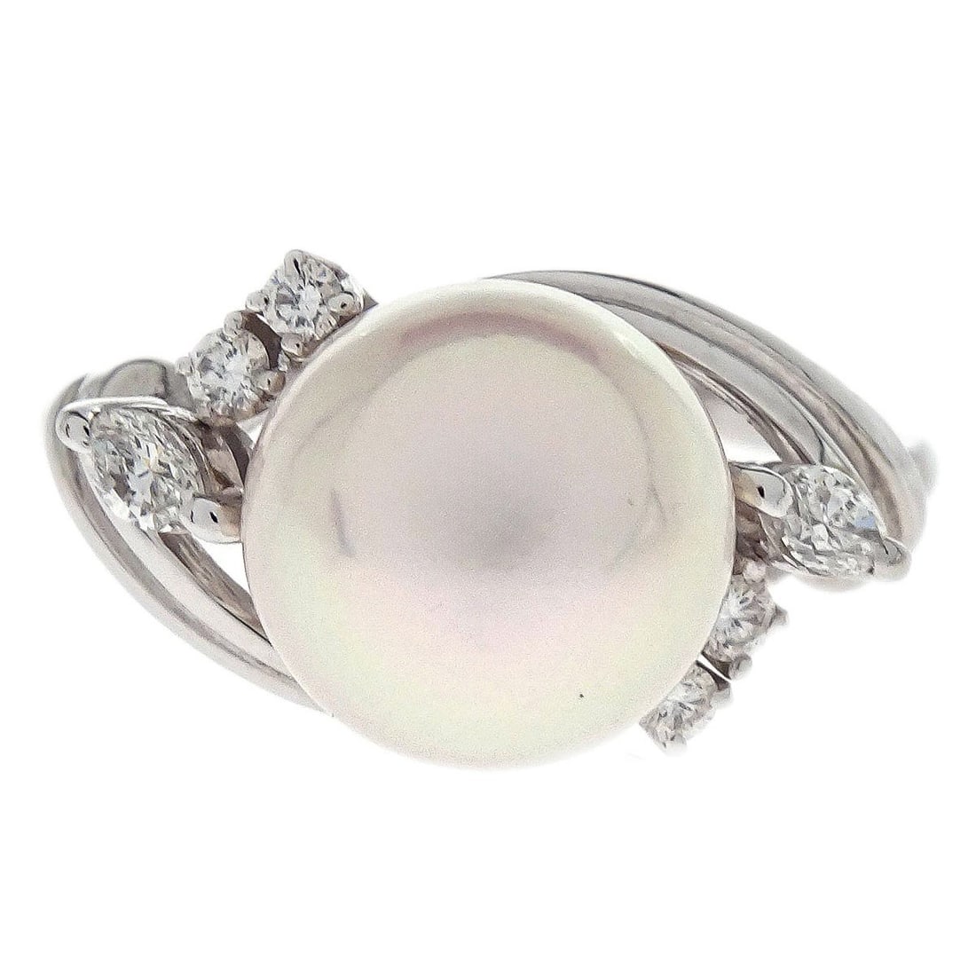 Mikimoto Platinum Pt950 Pearl and Diamond Ring Size 52: Mikimoto Platinum Pt950 Pearl and Diamond Ring Size 52 This vintage Mikimoto ring features a round pearl as the main stone, accented by diamonds. Crafted from platinum with a Pt950 purity, the ring is