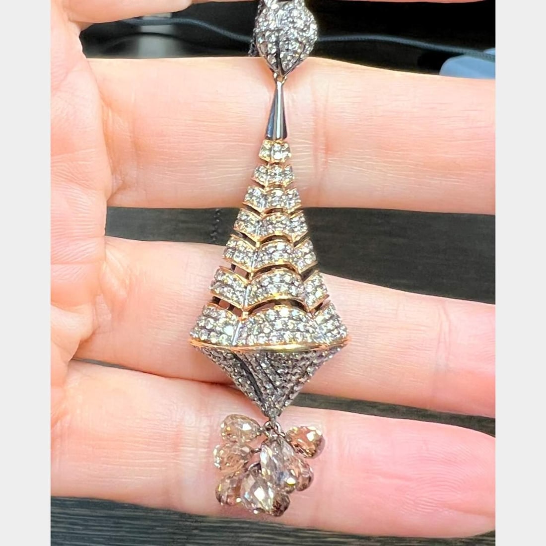 Elegant 18K Champagne Diamond Necklace with 8 Briolette Diamonds: Elegant 18K Champagne Diamond Necklace with 8 Briolette Diamonds This exquisite 18K Champagne Diamond Necklace features a stunning array of diamonds. The necklace weighs 13.4 grams and is adorned with