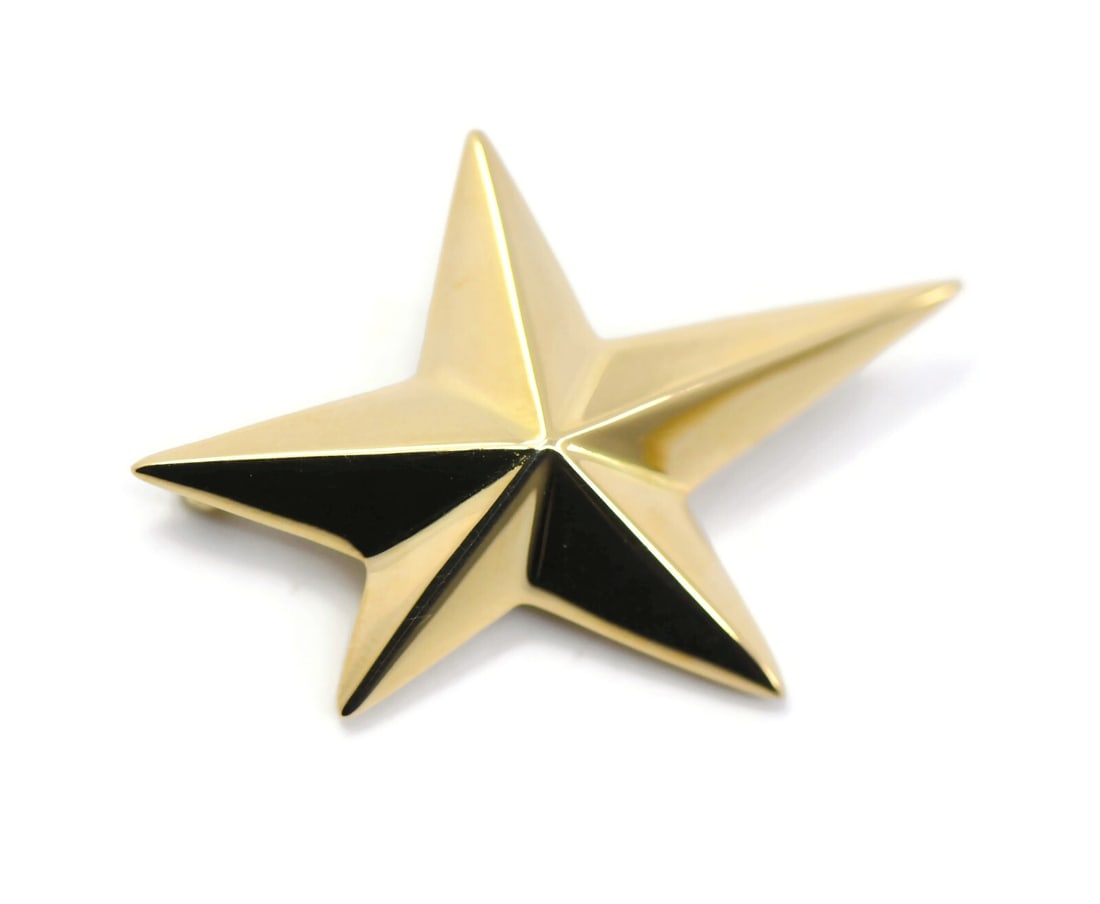 Angela Cummings 18K Yellow Gold Brooch Pin 40x28mm: Angela Cummings 18K Yellow Gold Brooch Pin 40x28mm This exquisite brooch by Angela Cummings is crafted from 18K yellow gold, showcasing a classic design that complements any outfit. The piece is un-us