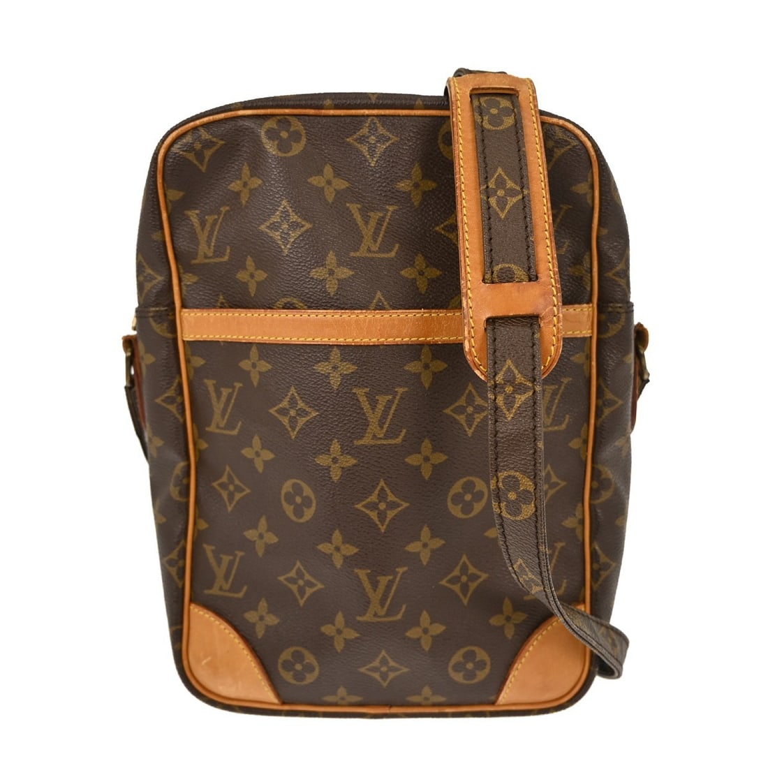 Louis Vuitton Danube MM Monogram Crossbody Bag M45264: Louis Vuitton Danube MM Monogram Crossbody Bag M45264 Discover the elegant Louis Vuitton Danube MM Crossbody Shoulderbag, a perfect blend of style and functionality. This vintage bag features the icon