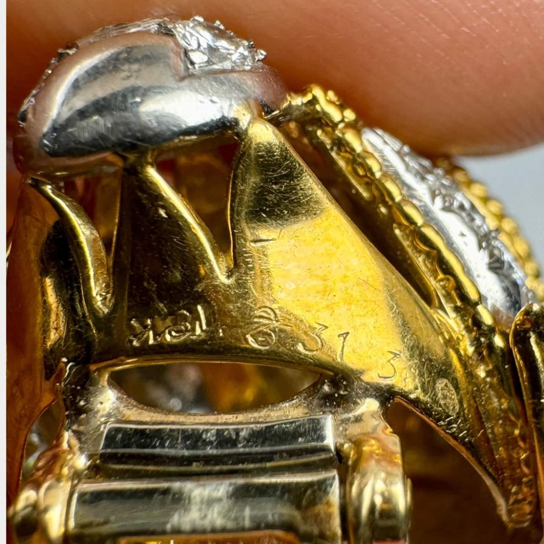 1960's 18K Yellow Gold Flower Brooch with 66 Diamonds 2.80 Ct: 1960's 18K Yellow Gold Flower Brooch with 66 Diamonds 2.80 Ct This exquisite 1960's brooch is crafted from 18K yellow gold and features a stunning flower design adorned with 66 diamonds, weighing appr