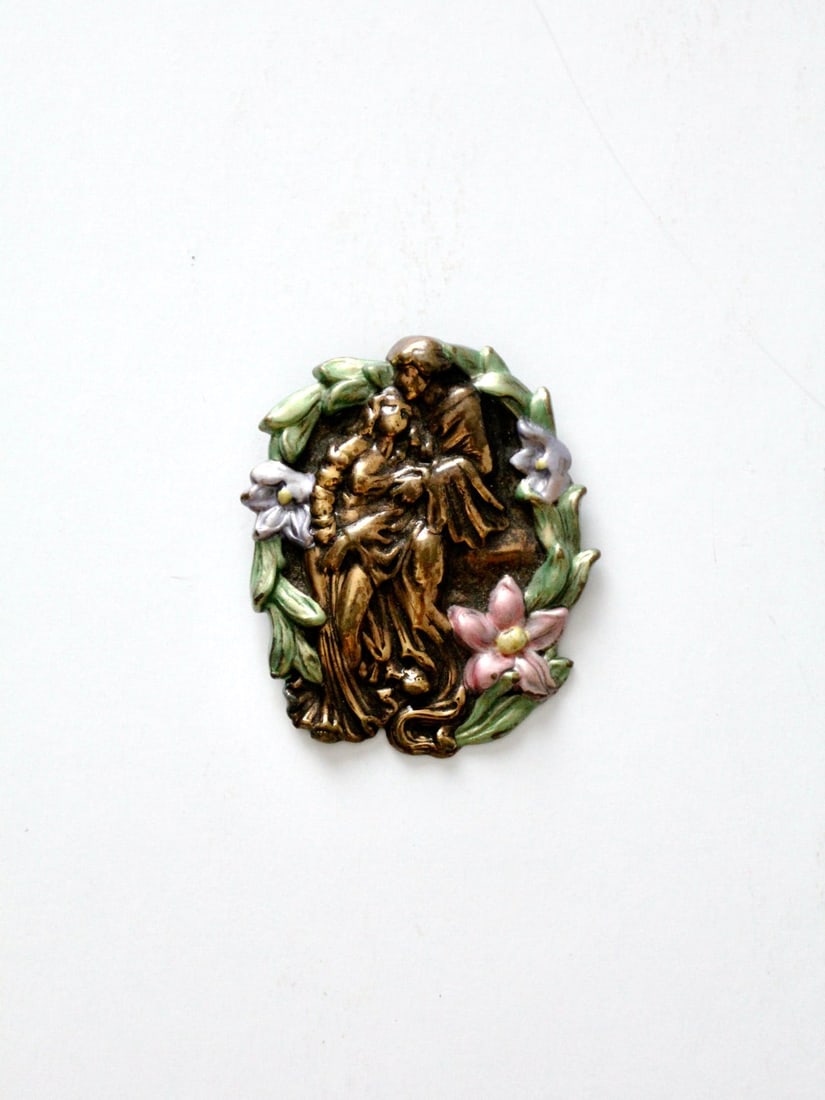 Vintage Art Nouveau Couple Brooch in Gold Tone with Pastel Accents: Vintage Art Nouveau Couple Brooch in Gold Tone with Pastel Accents This exquisite Vintage Art Nouveau Brooch showcases a beautifully crafted design featuring a couple embracing, surrounded by delicate