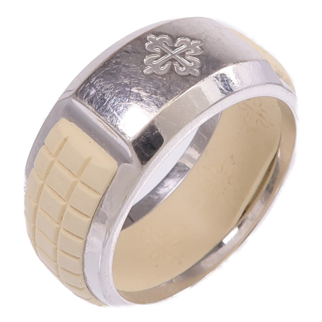 Aquanaut Luce Diamond Ring in 18K White Gold Size 7: Aquanaut Luce Diamond Ring in 18K White Gold Size 7 This Patek Philippe Aquanaut Luce ring features a sophisticated design crafted in 18K white gold and is adorned with sparkling diamonds. The ring is