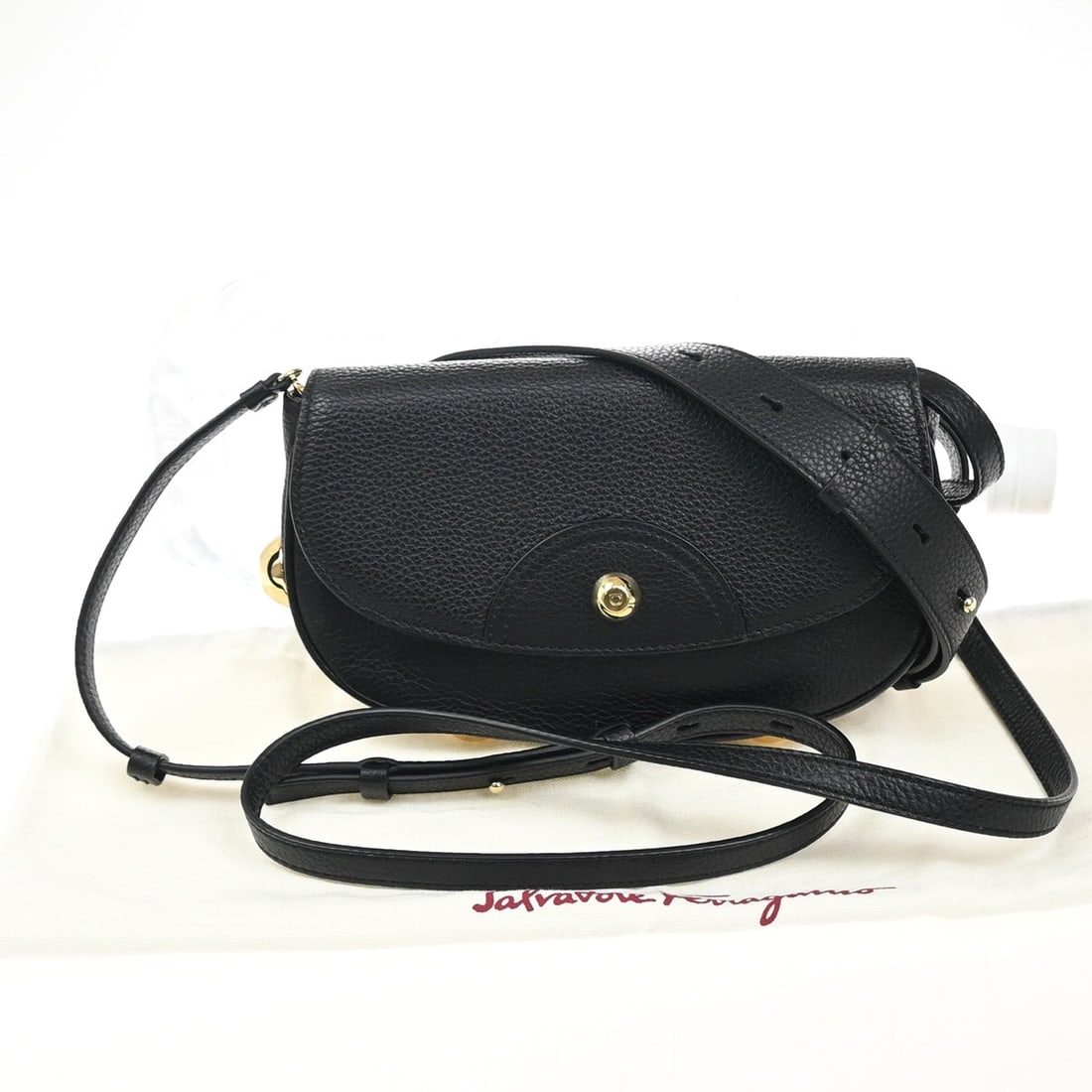 Black Vintage Salvatore Ferragamo Pre-Owned Shoulder Bag: Black Vintage Salvatore Ferragamo Pre-Owned Shoulder Bag This vintage Salvatore Ferragamo shoulder bag features a classic black design crafted for women. The bag is pre-owned and remains in very good