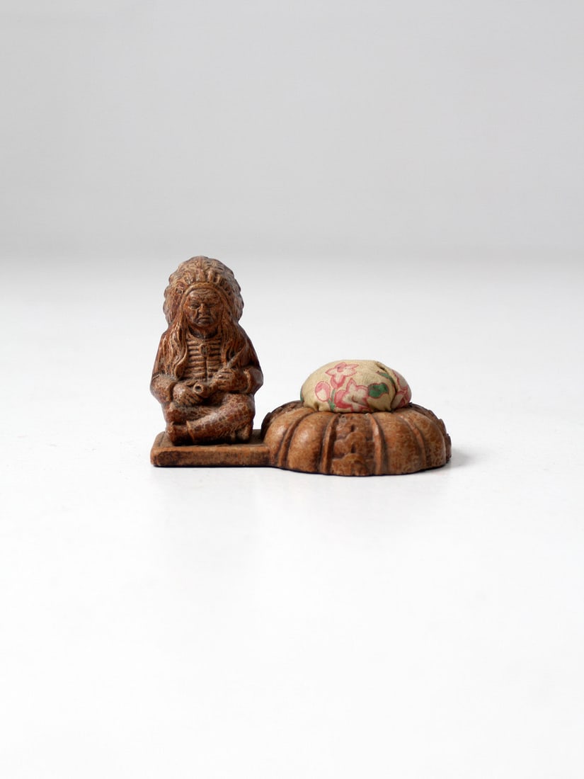 Vintage 1940s Syroco Pin Cushion with Native American Chief: Vintage 1940s Syroco Pin Cushion with Native American Chief This vintage 1940s pin cushion showcases exquisite Syroco-style craftsmanship, featuring a sculpted figure of a Native American chief positi
