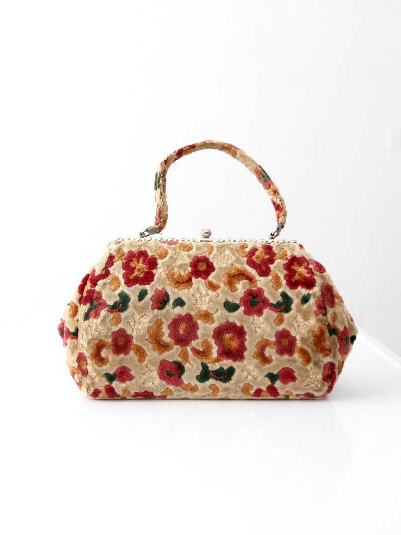 1960s Vintage Floral Carpet Handbag Rose Pink Chenille Bag: 1960s Vintage Floral Carpet Handbag Rose Pink Chenille Bag This vintage 1960s handbag showcases a charming creamy chenille "carpet" design adorned with a lovely rose pink floral pattern complemented b