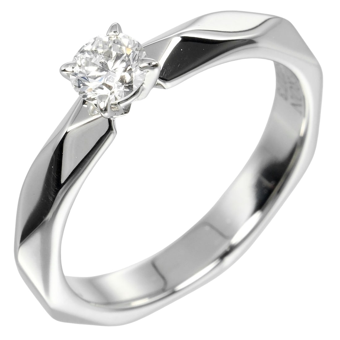 Solitaire Facette Ring by Boucheron Clear Design: Solitaire Facette Ring by Boucheron Clear Design This Boucheron Solitaire Facette ring is designed for women. It is a pre-owned item showing only minor scratches and signs of use, with no noticeable o