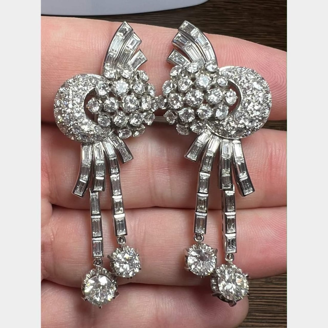 Art Deco Platinum Chandelier Earrings 11.60 Ct Diamonds F-H VS1-SI1: Art Deco Platinum Chandelier Earrings 11.60 Ct Diamonds F-H VS1-SI1 These stunning Art Deco chandelier earrings are crafted in platinum and feature a remarkable total diamond weight of 11.60 ct. Compr