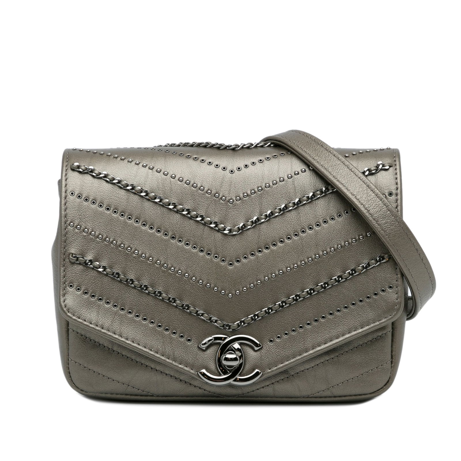 Chanel Small Chevron Gold Lambskin Envelope Flap Bag: Chanel Small Chevron Gold Lambskin Envelope Flap Bag Introducing the Chanel Small Chevron Data Center Envelope Flap Bag, an exquisite accessory crafted from luxurious quilted lambskin leather. This st