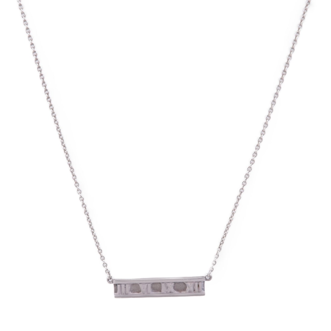 Tiffany & Co 925 Sterling Silver Classic Necklace: Tiffany & Co 925 Sterling Silver Classic Necklace This exquisite Tiffany & Co. necklace is crafted from high-quality 925 sterling silver, showcasing a stunning silver finish. Designed for regular wear