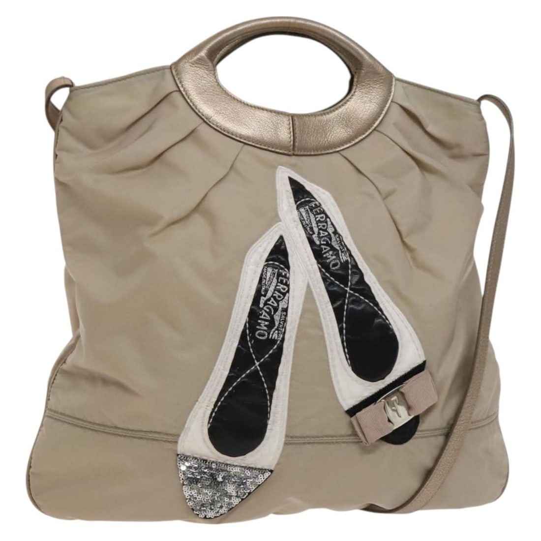 Salvatore Ferragamo Beige Nylon Shoulder Bag 2way Made in Italy Auth 127845: Salvatore Ferragamo Beige Nylon Shoulder Bag 2way Made in Italy Auth 127845 This Salvatore Ferragamo shoulder bag is crafted from durable nylon and features a stylish beige exterior. With approximate