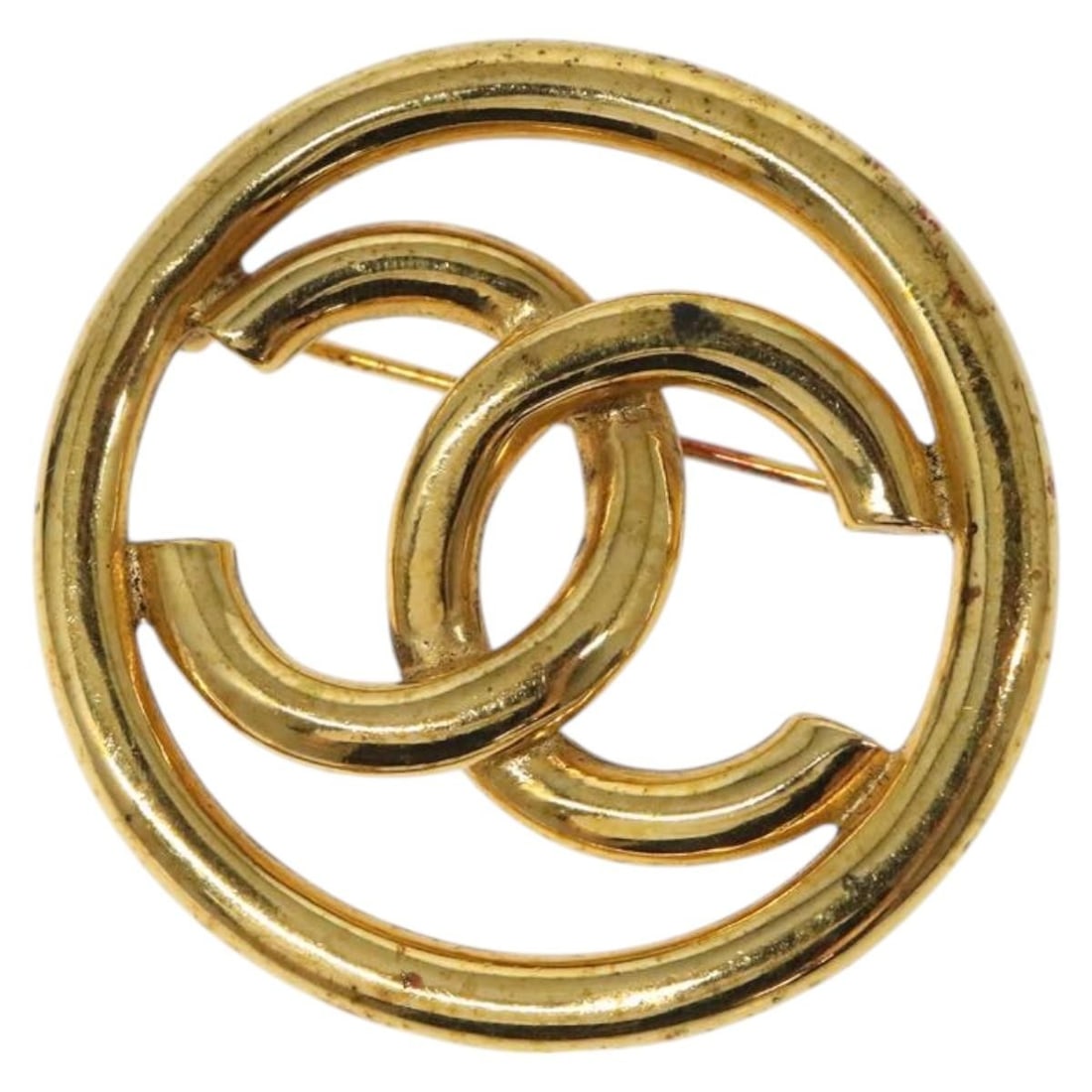 CHANEL Gold Tone CC Logo Brooch Metal Made in France: CHANEL Gold Tone CC Logo Brooch Metal Made in France This exquisite CHANEL brooch is a statement piece crafted from durable metal with a stunning gold tone finish. Measuring approximately 43mm in widt