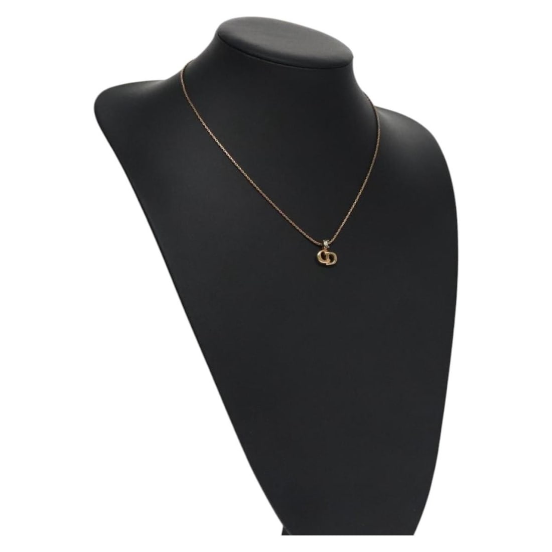 Christian Dior Gold Tone Necklace Metal Auth BD647: Christian Dior Gold Tone Necklace Metal Auth BD647 This exquisite Christian Dior necklace showcases a timeless design crafted from durable metal with a luxurious gold tone finish. With a total length