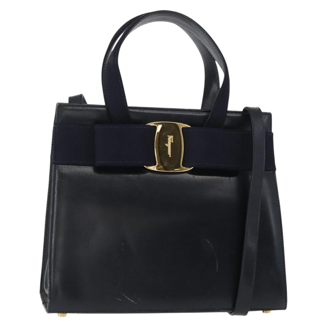 Salvatore Ferragamo Vala Navy Gold Leather Hand Bag 2way Auth: Salvatore Ferragamo Vala Navy Gold Leather Hand Bag 2way Auth Introducing the Salvatore Ferragamo Vala Hand Bag, a luxurious accessory crafted from high-quality leather. This sophisticated handbag fea