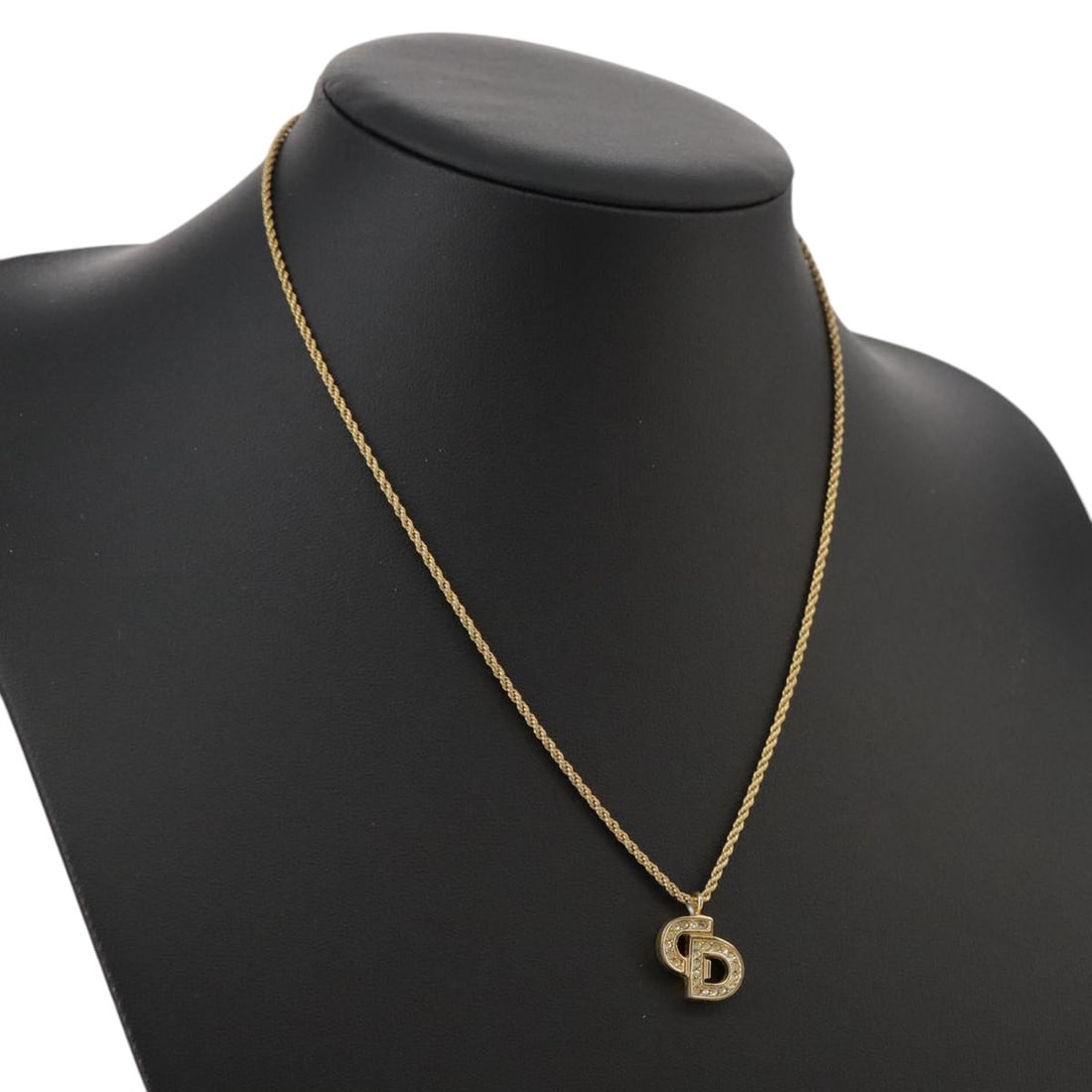 Christian Dior Gold Metal Necklace Auth yk16358 Vintage Charm: Christian Dior Gold Metal Necklace Auth yk16358 Vintage Charm This Christian Dior necklace exudes elegance and sophistication with its striking gold metal finish. The necklace has an approximate total