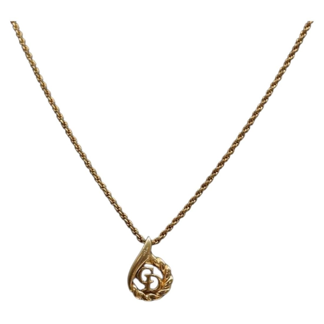 Christian Dior Gold Tone CD Logo Drop Necklace Auth 140831: Christian Dior Gold Tone CD Logo Drop Necklace Auth 140831 Elevate your accessory game with this stunning Christian Dior Drop CD Logo Necklace. Crafted from durable metal in an elegant gold tone, this