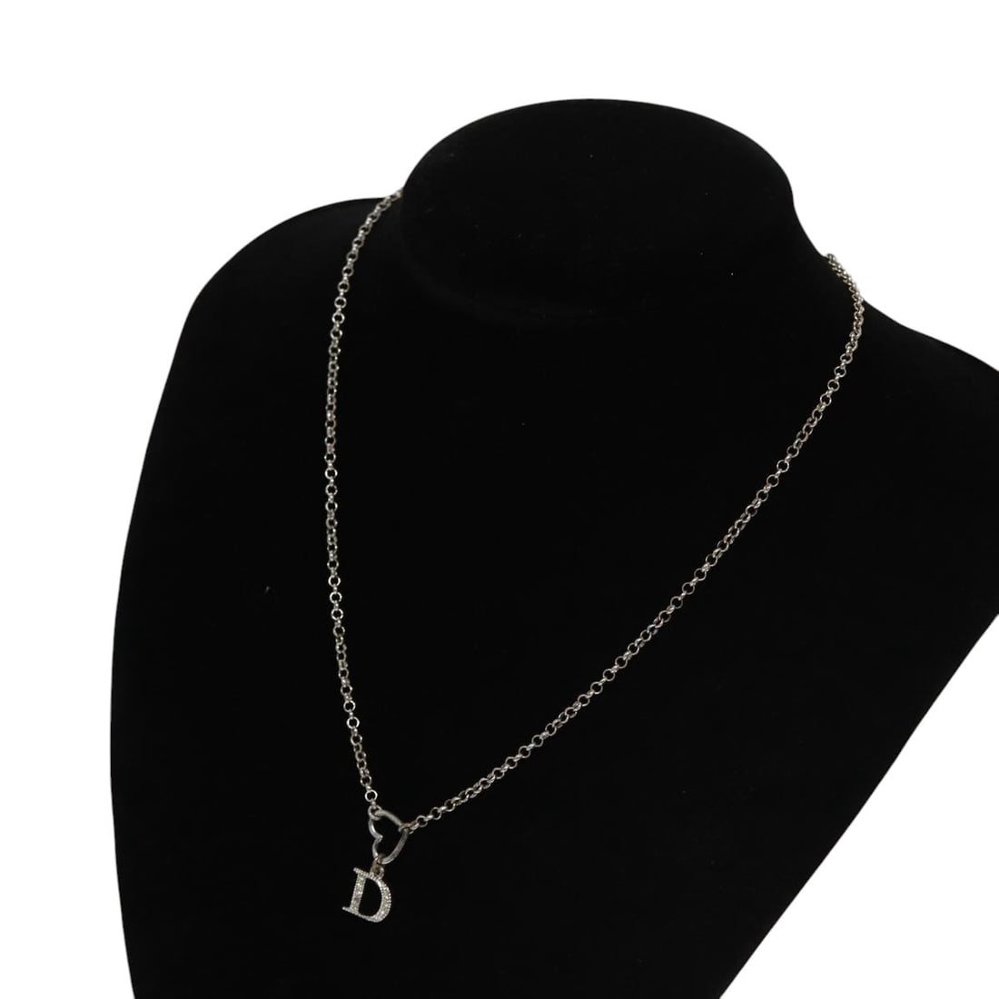 Christian Dior Silver Metal Necklace Auth AM7443: Christian Dior Silver Metal Necklace Auth AM7443 Elevate your style with this stunning Christian Dior Necklace, crafted from high-quality metal in an elegant silver color. This piece features a length