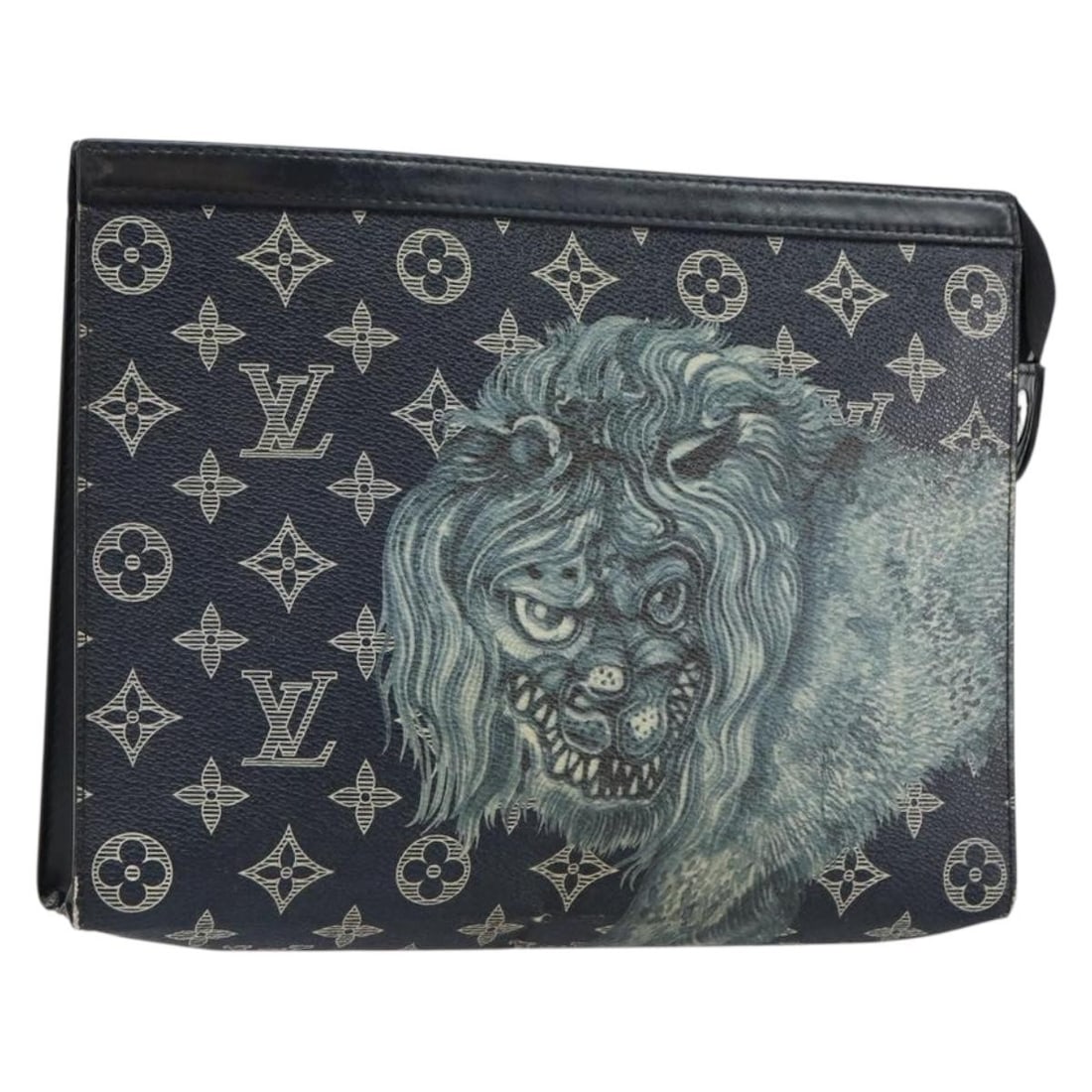 LOUIS VUITTON M66639 Savanna Chapman Pochette Voyage Clutch Bag Navy Monogram Canvas: LOUIS VUITTON M66639 Savanna Chapman Pochette Voyage Clutch Bag Navy Monogram Canvas Introducing the LOUIS VUITTON Savanna Chapman Brothers Pochette Voyage Bag, a stylish clutch crafted from premium m
