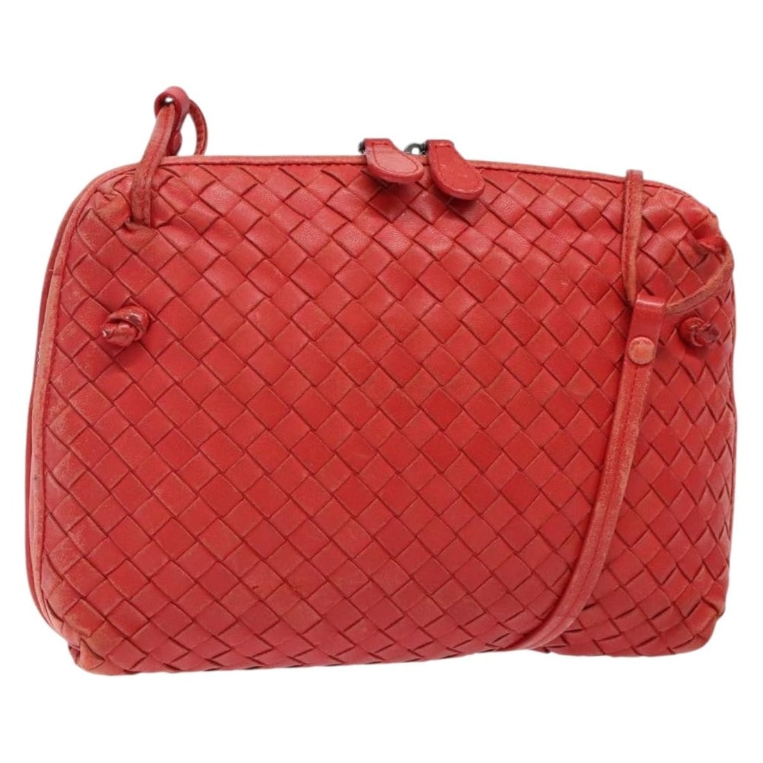 Bottega Veneta Intrecciato Red Leather Shoulder Bag Italy: Bottega Veneta Intrecciato Red Leather Shoulder Bag Italy This Bottega Veneta Intrecciato Shoulder Bag is a stunning accessory crafted in Italy from high-quality leather. The vibrant red exterior adds