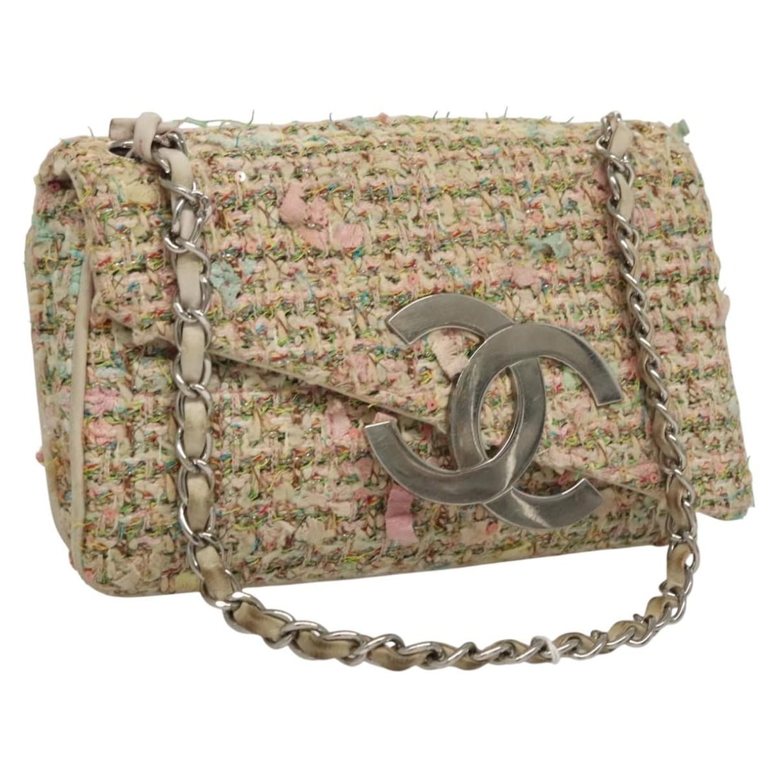 CHANEL Pink Wool Chain Shoulder Bag Auth MX268: CHANEL Pink Wool Chain Shoulder Bag Auth MX268 Introducing a chic CHANEL Chain Shoulder Bag, elegantly crafted from high-quality wool in a delightful pink hue. This stylish accessory features a compac