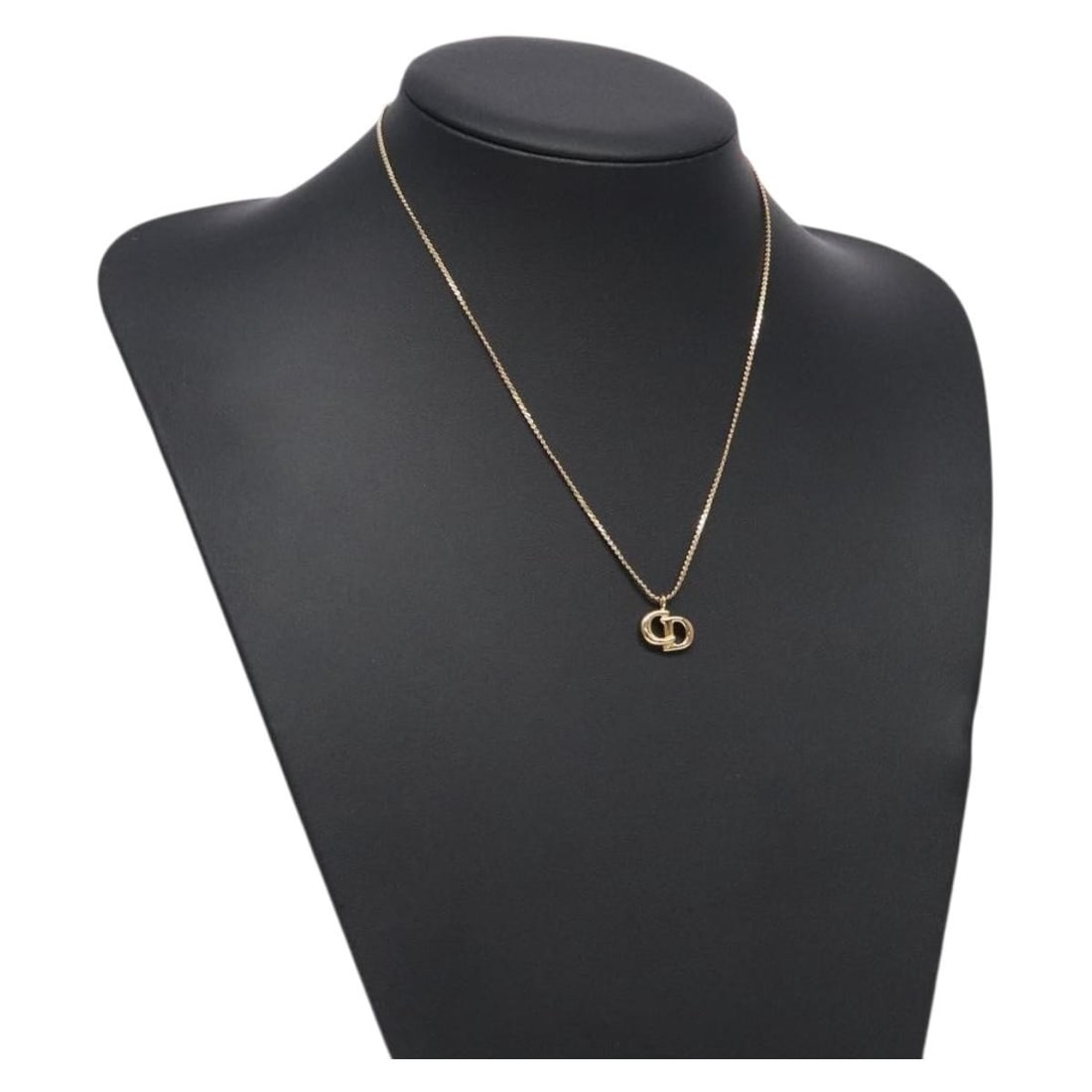 Christian Dior Gold Tone Metal Necklace Authentic 125857: Christian Dior Gold Tone Metal Necklace Authentic 125857 This stunning Christian Dior necklace features a chic gold tone metal design, perfect for adding a touch of elegance to any outfit. The necklac