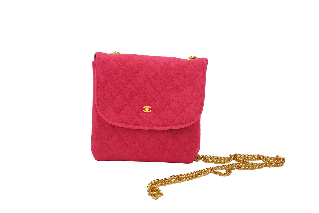 Brown Crossbody Chain Card Holder from Chanel Classic Flap Collection: Brown Crossbody Chain Card Holder from Chanel Classic Flap Collection This pre-owned Chanel Classic Flap Card Holder on Chain is a crossbody bag in brown, designed for women. The bag is in fair condit