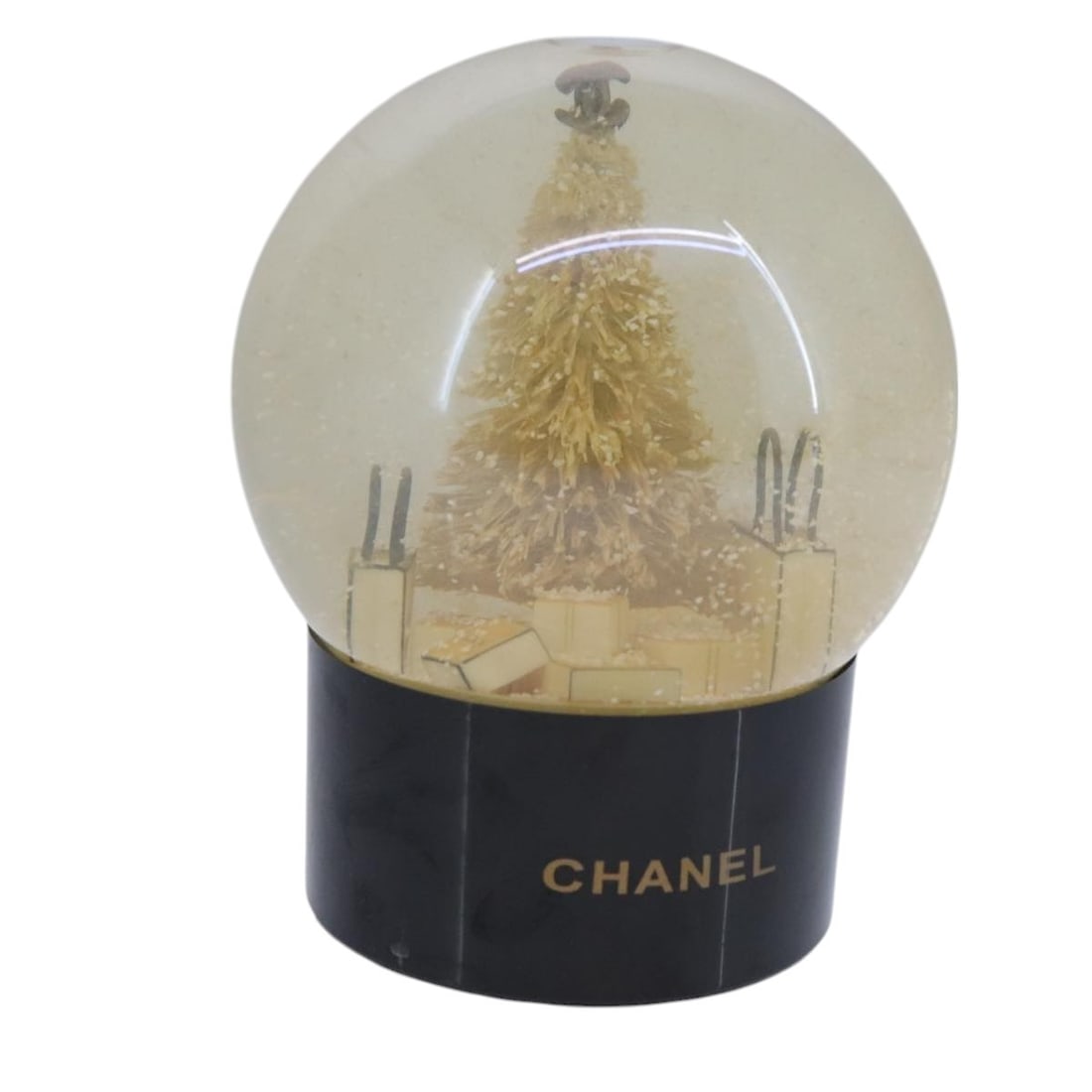 CHANEL VIP Christmas Tree Snow Globe Clear Yellow CC Logo: CHANEL VIP Christmas Tree Snow Globe Clear Yellow CC Logo This exquisite CHANEL Christmas Tree Shopper Snow Globe is a unique collectible piece crafted from clear glass with yellow accents. Measuring