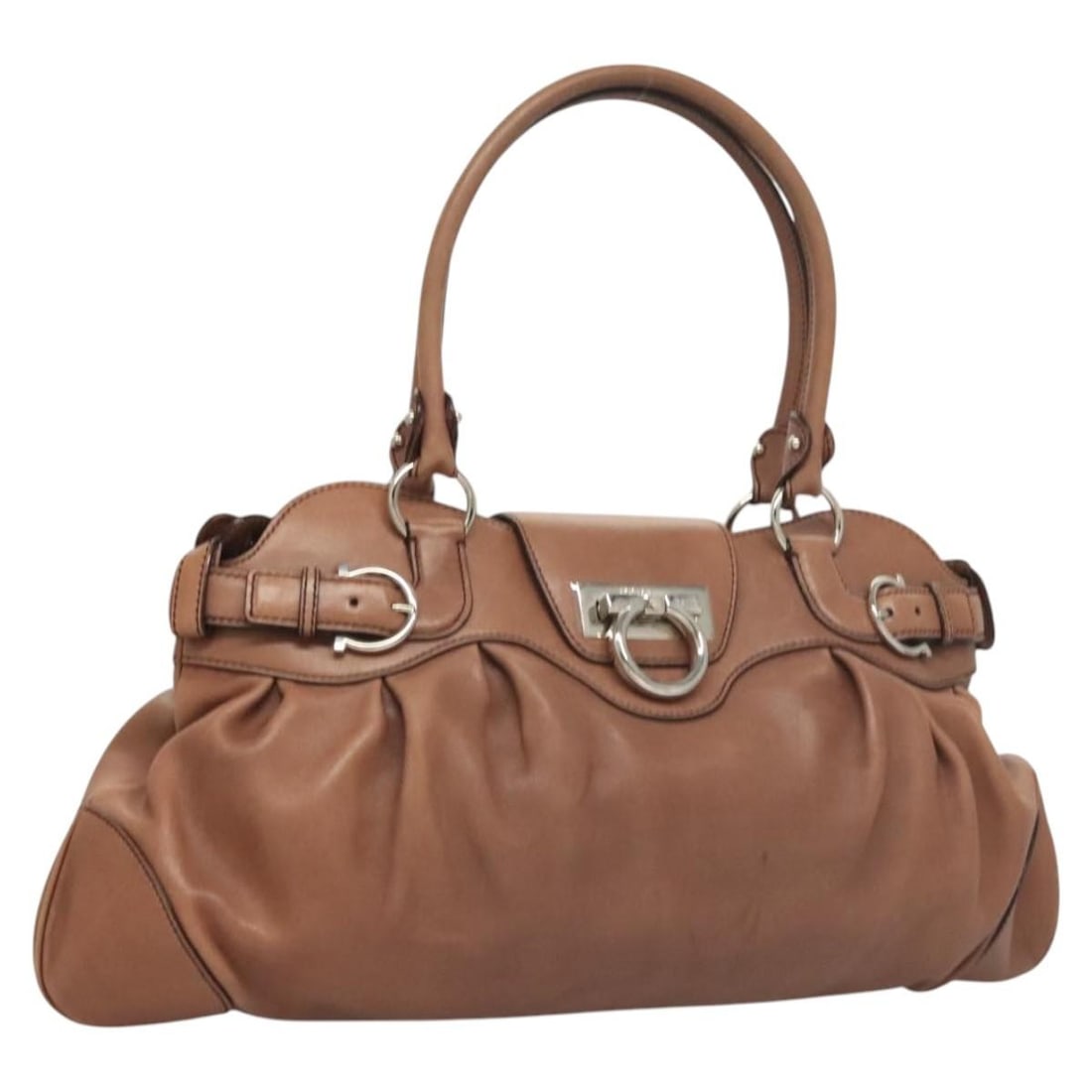 Salvatore Ferragamo Gancini Beige Silver Leather Shoulder Bag Auth Italy: Salvatore Ferragamo Gancini Beige Silver Leather Shoulder Bag Auth Italy Introducing the Salvatore Ferragamo Gancini Shoulder Bag, a luxurious blend of style and utility. Crafted in Italy from high-qu