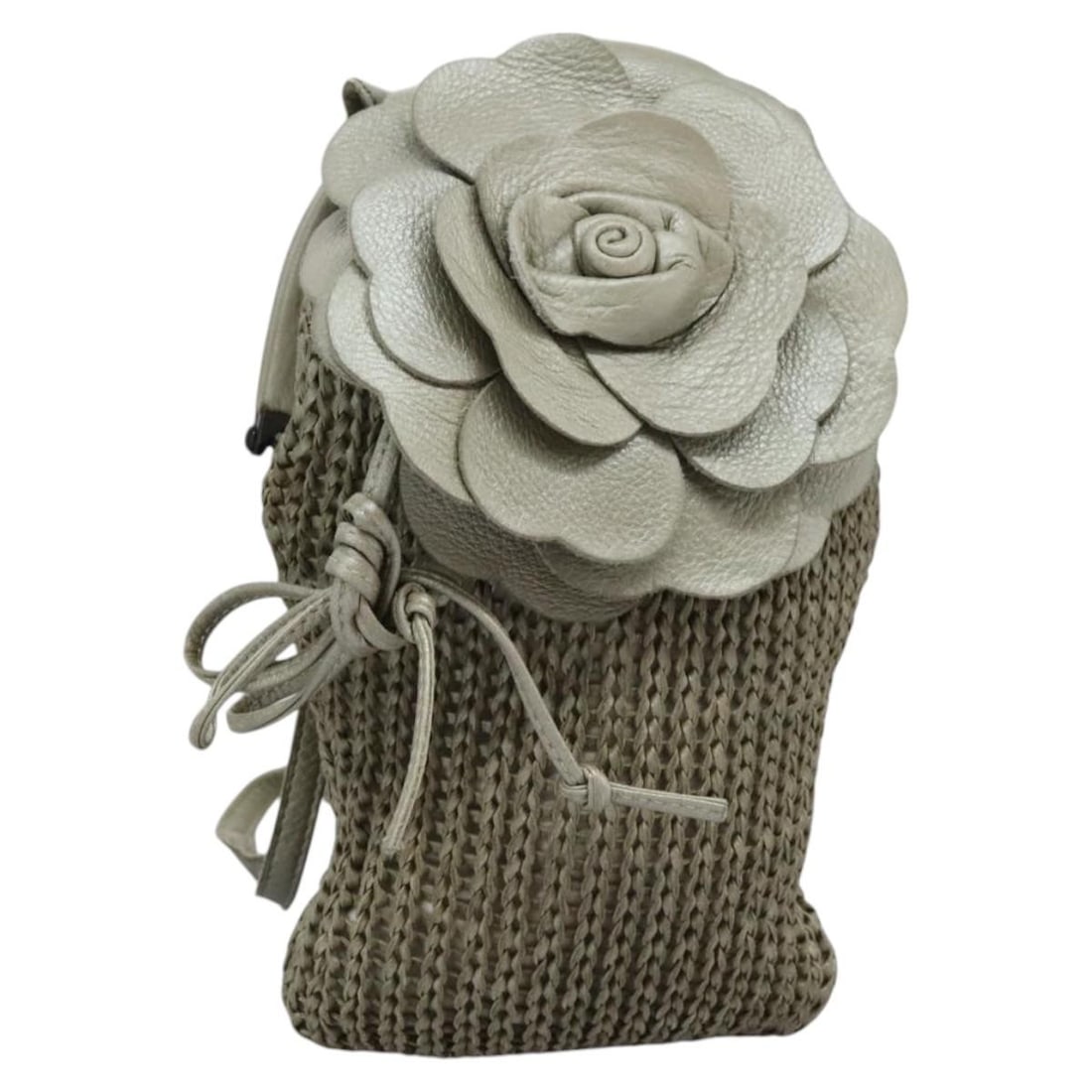 Bottega Veneta Beige Leather Shoulder Bag Made in Italy: Bottega Veneta Beige Leather Shoulder Bag Made in Italy This authentic Bottega Veneta shoulder bag is a stylish accessory crafted from premium beige leather. Designed for both functionality and elegan