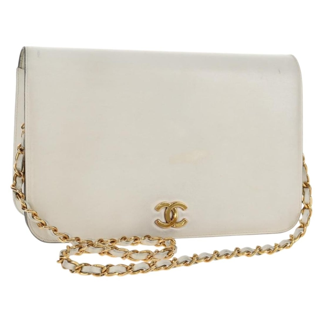 White Flap Shoulder Bag by Chanel with Chain Detail: White Flap Shoulder Bag by Chanel with Chain Detail This pre-owned Chanel chain flap shoulder bag in white is designed for women and features a classic flap style. The bag shows significant signs of w