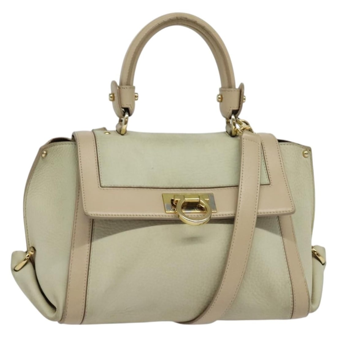 Salvatore Ferragamo Gancini Leather Hand Bag Beige Gold Made in Italy: Salvatore Ferragamo Gancini Leather Hand Bag Beige Gold Made in Italy This Salvatore Ferragamo Gancini Hand Bag is a luxurious accessory crafted from high-quality leather, featuring an elegant beige a