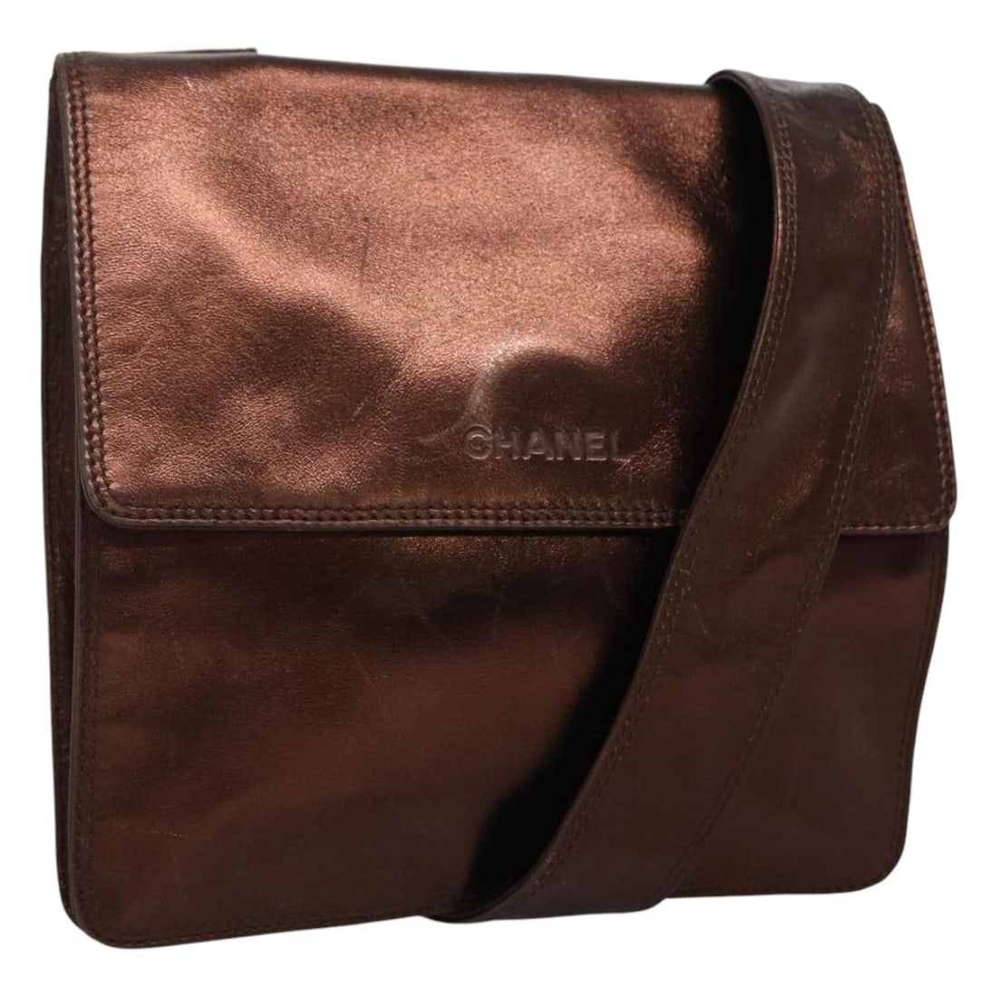 CHANEL Brown Leather Shoulder Bag Italy Authenticated: CHANEL Brown Leather Shoulder Bag Italy Authenticated This authentic CHANEL shoulder bag is crafted in Italy from luxurious brown leather, showcasing the brand's iconic style. With dimensions of appro