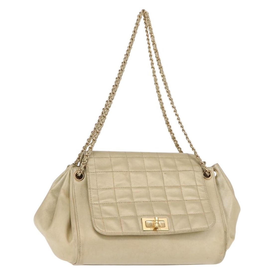 CHANEL Gold Leather Choco Bar Chain Shoulder Bag Auth 145942: CHANEL Gold Leather Choco Bar Chain Shoulder Bag Auth 145942 This CHANEL Choco Bar Chain Shoulder Bag is a stylish accessory that showcases the luxury and elegance synonymous with the brand. Crafted f