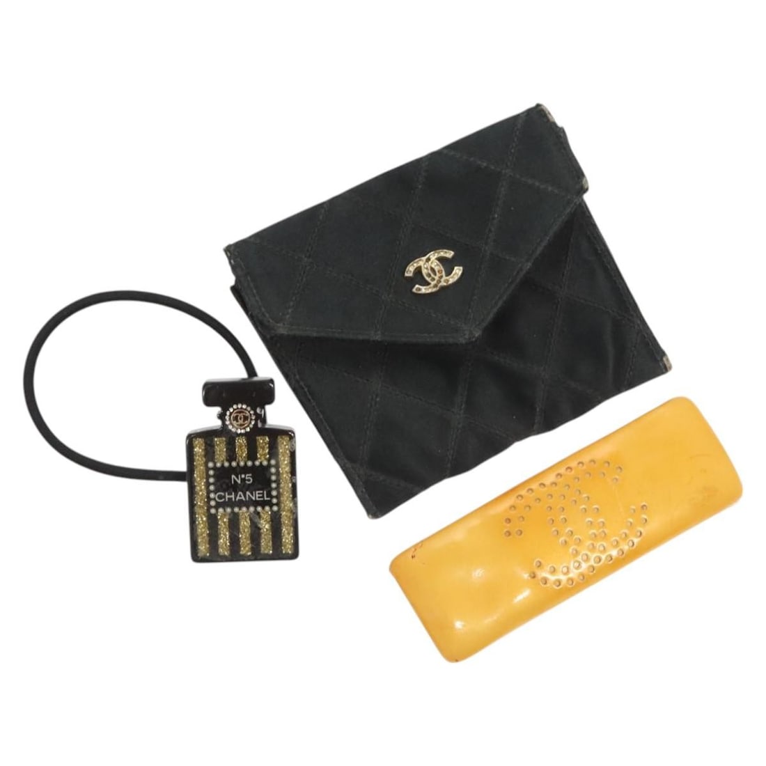 CHANEL Black Yellow Metal Card Case Set of 3 Authentic: CHANEL Black Yellow Metal Card Case Set of 3 Authentic This CHANEL card case set features a striking combination of black and yellow hues, crafted from durable metal. The set consists of three card ca