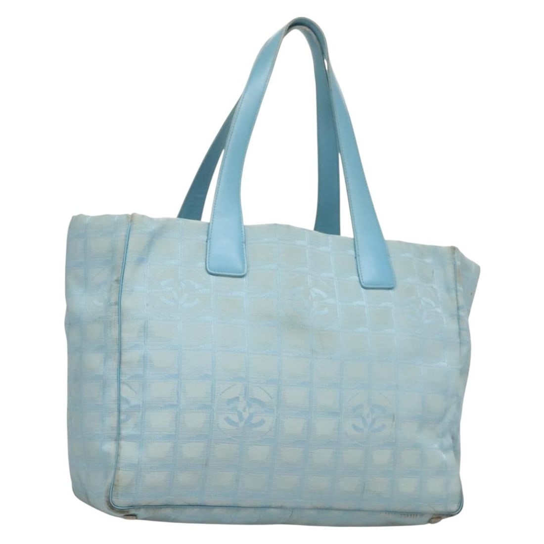 CHANEL Light Blue Silver Nylon Tote Bag New Travel Line Auth 129655: CHANEL Light Blue Silver Nylon Tote Bag New Travel Line Auth 129655 This CHANEL New Travel line Tote Bag is a stylish and practical accessory crafted from durable nylon in a light blue and silver colo