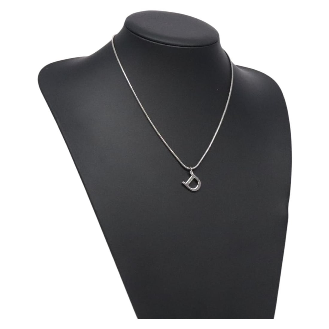Christian Dior Silver Metal Necklace Authentic 43.5cm: Christian Dior Silver Metal Necklace Authentic 43.5cm This exquisite Christian Dior necklace is crafted from high-quality metal in a stunning silver finish. With a total length of approximately 43.5 c