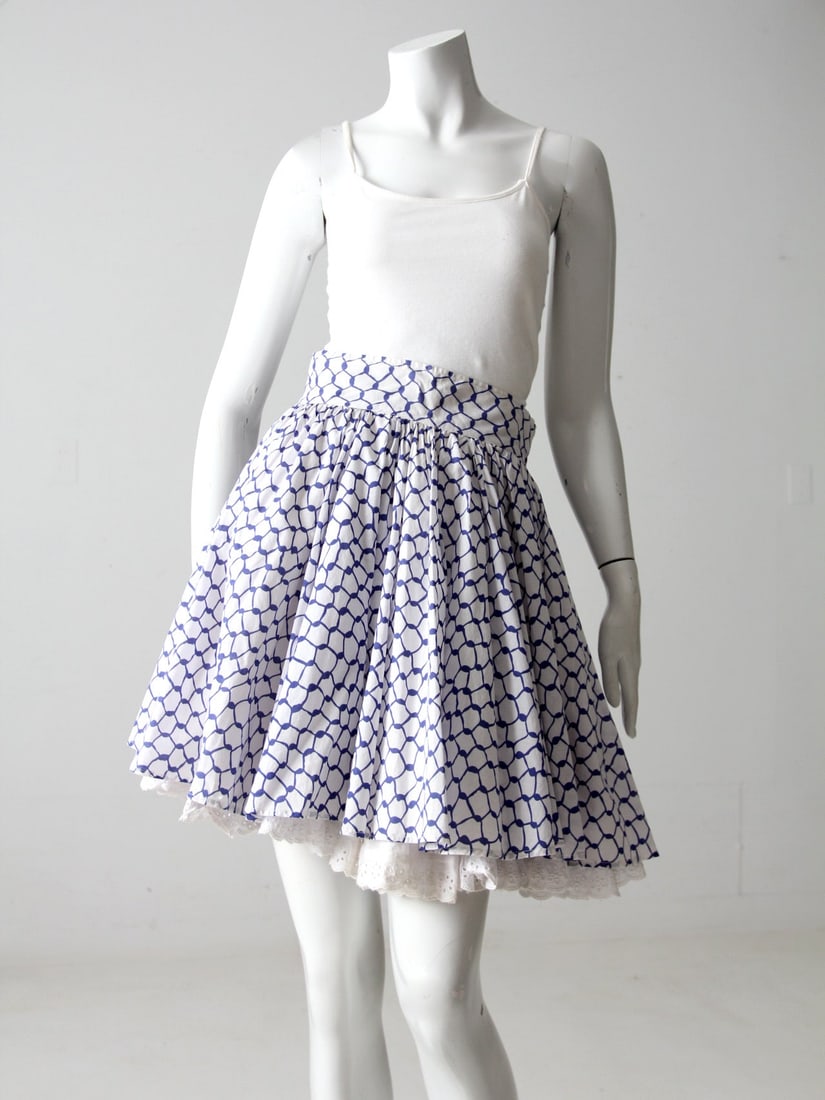 Charming Vintage Blue White Geometric Circle Skirt: Charming Vintage Blue White Geometric Circle Skirt Discover this charming vintage circle skirt, featuring an eye-catching blue and white geometric pattern. Designed with a fitted waist and a full, flo
