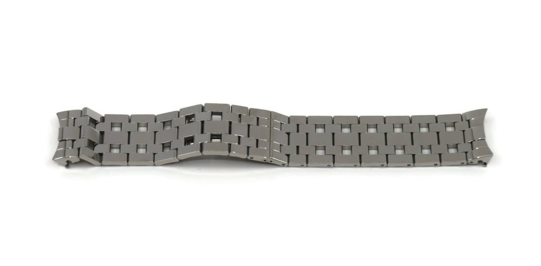 Jacob & Co 22mm Stainless Steel Watch Bracelet Authentic: Jacob & Co 22mm Stainless Steel Watch Bracelet Authentic This pre-owned Jacob & Co stainless steel bracelet is designed for wristwatches, offering a sleek and stylish look. Featuring a band width of 2