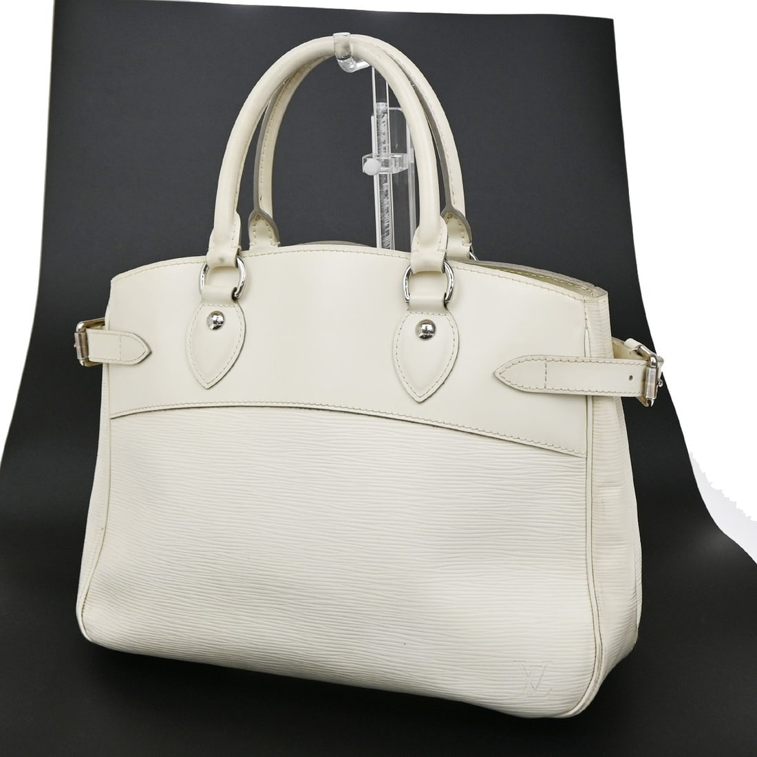 White Louis Vuitton Passy Tote Bag for Women: White Louis Vuitton Passy Tote Bag for Women This Louis Vuitton Passy Tote in white is a stylish bag designed for women. The exterior shows signs of use, including scuffs, dirt, stains, scratches, wri