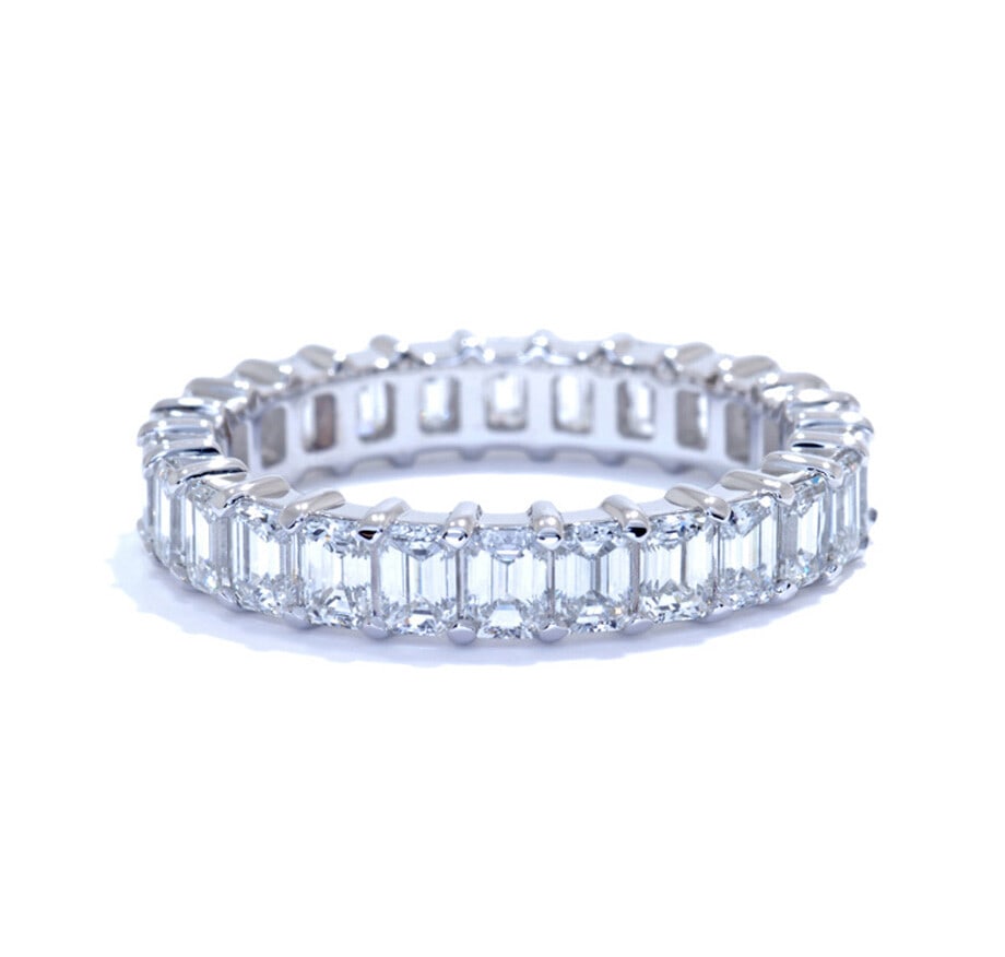 Rachel Koen Emerald Cut Diamond Eternity Band Ring Platinum 3.25cts: Rachel Koen Emerald Cut Diamond Eternity Band Ring Platinum 3.25cts Showcase your elegance with this exquisite Emerald Cut Diamond Eternity Band Ring, crafted in luxurious platinum. This stunning ring