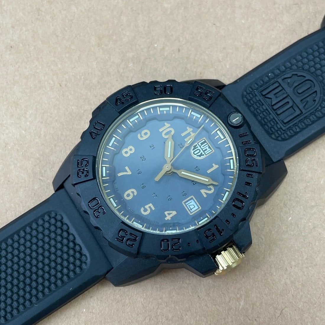 Luminox Navy Seal Gold Edition Military Dive Watch 3500 XS.3508: Luminox Navy Seal Gold Edition Military Dive Watch 3500 XS.3508 Introducing the Luminox Navy Seal Gold Edition Military Dive Watch, a perfect blend of functionality and style for the modern adventurer