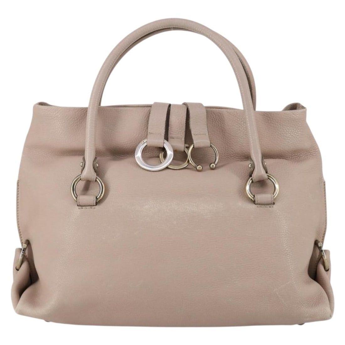 Gancini Beige Shoulder Bag by Salvatore Ferragamo: Gancini Beige Shoulder Bag by Salvatore Ferragamo This pre-owned Salvatore Ferragamo Gancini shoulder bag in beige features a classic design with a spacious interior. The bag shows signs of wear, incl