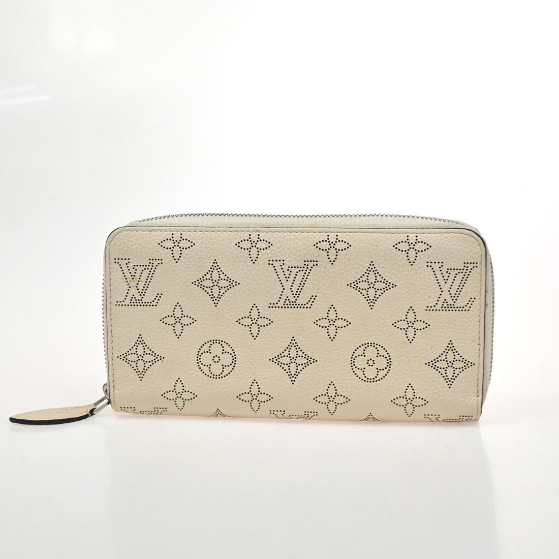 Louis Vuitton White Zippy Wallet for Women: Louis Vuitton White Zippy Wallet for Women This pre-owned Louis Vuitton Zippy Wallet NM in white is designed for women and remains in good condition, with visible signs of use including scuffs, dirt,
