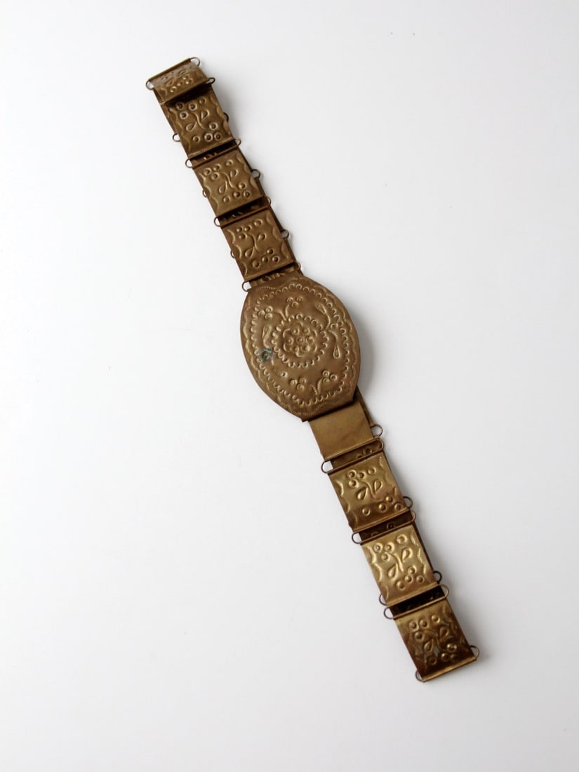 1960s Vintage Brass Linked Belt with Floral Patterns: 1960s Vintage Brass Linked Belt with Floral Patterns Add a touch of vintage elegance to your wardrobe with this stunning 1960s brass linked belt. Designed with linked rectangles adorned with beautiful